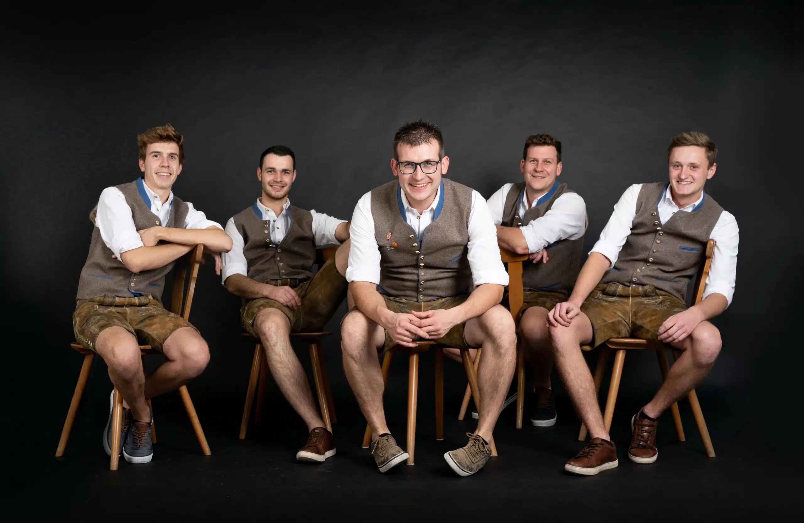 Alle 5 jungen Allgäuer Burschen der Musikgruppe Vielsaiter aus dem Allgäu